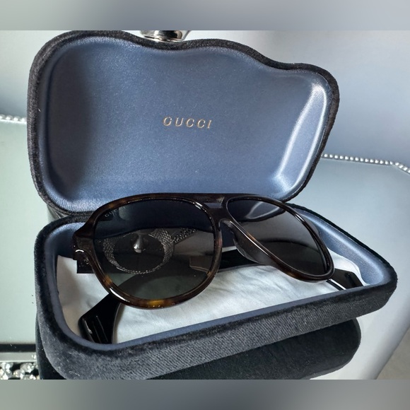 GUCCI Stylish Tortoiseshell Sunglasses - Picture 5 of 6